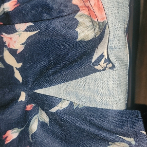 Short sleeved knee length Flowered Dress with pockets and small tie waist - Picture 5 of 6